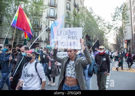 Barcelona, Katalonien, Spanien. März 2021, 31st. Protestler wird mit einem Plakat gesehen, auf dem steht: "Cystransphobia is colonial".am Internationalen Transgender Day of Visibility, 31. März, werden Gruppen und Kollektive von Transgender-Kämpfen in den Straßen Barcelonas sein, um Transrechte zu bestätigen und gegen Transphobie und Diskriminierung zu protestieren.Quelle: Thiago Prudencio/DAX/ZUMA Wire/Alamy Live News Stockfoto