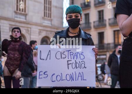 Barcelona, Katalonien, Spanien. März 2021, 31st. Protestler wird mit einem Plakat gesehen, auf dem steht: "Cystransphobia is colonial".am Internationalen Transgender Day of Visibility, 31. März, werden Gruppen und Kollektive von Transgender-Kämpfen in den Straßen Barcelonas sein, um Transrechte zu bestätigen und gegen Transphobie und Diskriminierung zu protestieren.Quelle: Thiago Prudencio/DAX/ZUMA Wire/Alamy Live News Stockfoto