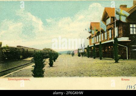Bahnhof in Kiruna. Das Bahnhofshaus wurde 1900 in Holz gebaut. Aufgrund von Enbrand wurde 1915 ein neues Bahnhofshaus aus Backstein gebaut. An der Bahnstrecke Zwischensitzend und Kiruna Stockfoto