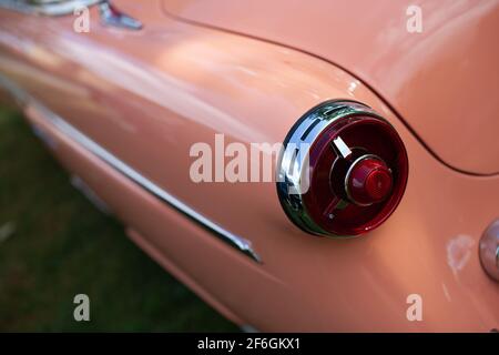 Pink 60s Convertible Ford Thunderbird auf einer Autogarie in Chambly, Quebec, kanada Stockfoto