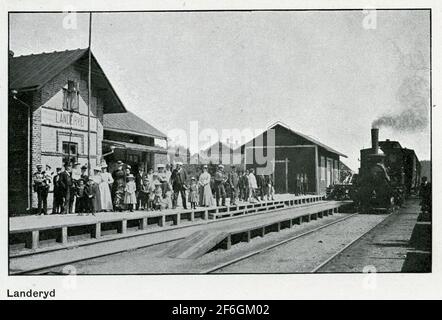 Der Bahnhof wurde 1877 eröffnet. Zweistöckiges Stationshaus aus Ziegelsteinen. Das Expeditionsgelände und die Wartehalle wurden 1905 erweitert und so wurde die Serviceunterkunft für den Stationsleiter in die zweite Etage verlegt. Verriegelung des mechanischen Getriebes. Der Bahnhof wurde am 1,9.1877 eröffnet. Nur Bushaltestelle bis 1881, als ein provisorisches Bahnhofshaus gebaut wurde. Kombinierte Poststation vom 15,9.1877. Neues Bahnhofshaus errichtet 1886, erbaut 1906 und 1936 umgebaut. Lokstall für zehn Lokomotiven im Jahr 1945. Nördlich der Station steht der sogenannte pella-Stein in Erinnerung an ein Bankett, das h war Stockfoto