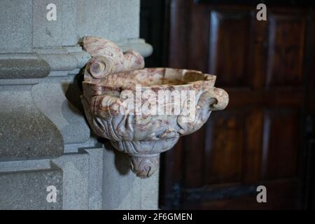 Marmor Holly Wasserschale in einer Kirche in Christian verwendet Rituale Stockfoto