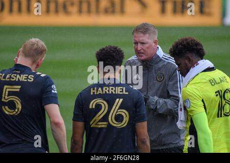 Chester, Pennsylvania, USA. März 2021, 31st. 31. März 2021 USA Chester Pa Union Head Coach, JIM CURTIN, gibt den Union Spielern, JAKOB GLESNES (5) NATHAN HARRIEL (26) und ANDRE BLAKE (18) im Subaru Stadium in Chester PA Anweisungen.Kredit: Ricky Fitchett/ZUMA Wire/Alamy Live News Stockfoto