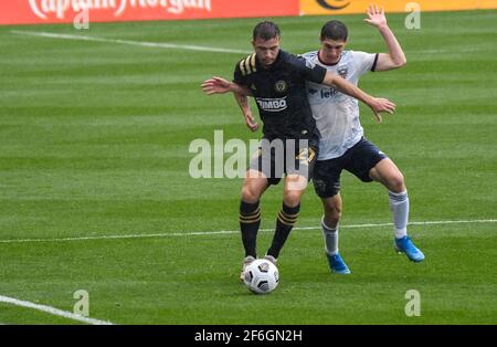 Chester, Pennsylvania, USA. März 2021, 31st. 31. März 2021 USA Chester Pa Philadelphia Union Player, Kai WAGNER, (27) schiebt den Ball auf dem Spielfeld gegen einen D.C. United Spieler im Subaru Stadion in Chester PA Credit: Ricky Fitchett/ZUMA Wire/Alamy Live News Stockfoto