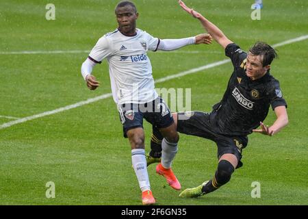 Chester, Pennsylvania, USA. März 2021, 31st. 31. März 2021 USA Chester Pa Philadelphia Union-Spieler, JACK MCGLYNN, (16) schiebt den Ball auf dem Spielfeld gegen zwei D.C. United-Spieler, MOSES NYEMAN (27) im Subaru Stadium in Chester PA Credit: Ricky Fitchett/ZUMA Wire/Alamy Live News Stockfoto