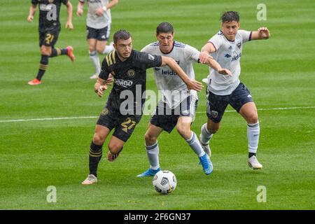 Chester, Pennsylvania, USA. März 2021, 31st. 31. März 2021 USA Chester Pa Philadelphia Union Player, Kai WAGNER, (27) schiebt den Ball auf dem Spielfeld gegen zwei D.C. United Spieler im Subaru Stadion in Chester PA Credit: Ricky Fitchett/ZUMA Wire/Alamy Live News Stockfoto