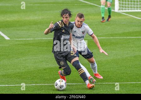 Chester, Pennsylvania, USA. März 2021, 31st. 31. März 2021 USA Chester Pa Philadelphia Union-Spieler, PAXTEN AARONSON, (30) schiebt den Ball auf dem Spielfeld gegen einen D.C. United-Spieler, RUSSELL CANOUSE, (6) im Subaru Stadium in Chester PA Credit: Ricky Fitchett/ZUMA Wire/Alamy Live News Stockfoto