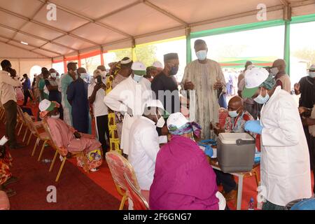 Bamako, Mali. März 2021, 31st. Vor dem Erhalt des Impfstoffes COVID-19 in Bamako, Mali, am 31. März 2021 müssen sich die Menschen registrieren lassen. Die malische Ministerin für Gesundheit und soziale Entwicklung, Fanta Siby, erhielt am Mittwoch ihre erste Dosis des Impfstoffs COVID-19, der den offiziellen Auftakt der malischen Impfkampagne COVID-19 symbolisierte. In dieser ersten Phase der Impfkampagne werden nach Angaben des Ministers insgesamt 21.406 Gesundheitshelfer in Bamako, dem Epizentrum der Pandemie in diesem westafrikanischen Land, geimpft. Kredit: Habib Kouyate/Xinhua/Alamy Live Nachrichten Stockfoto