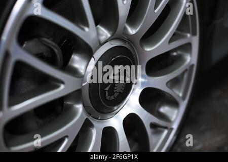 Das Front Diamond Cut Wheel auf EINEM Fiat 500 aus dem Jahr 2016 Abarth 595 Stockfoto