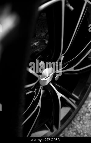 Das Aston Martin Logo Auf Dem Diamond Cut Wheel Von Das Auto auf EINEM 2013 Aston Martin V12 Vanquish S Carbon-Serie In Schwarz Und Weiß Stockfoto