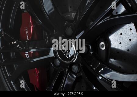 Das Front Gloss Black Wheel eines Audi R8 aus dem Jahr 2013 V10 Plus mit roten Bremssättel und Keramikscheiben Stockfoto