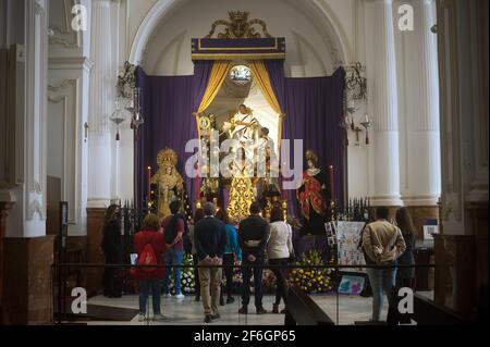 Malaga, Spanien. März 2021. Gläubige, die in der Kirche von Santiago Christus sehen, als Teil der Verehrung während der Karwoche.Trotz der Absage der Karwoche haben sich viele Bruderschaften entschieden, nach allen Schutzmaßnahmen gegen Covid19, Messen, Verehrung und die Ausstellung von Figuren von Christus und der Jungfrau, mit denen sie heiraten, in den Kirchen zu organisieren. (Foto von Jesus Merida/SOPA Images/Sipa USA) Quelle: SIPA USA/Alamy Live News Stockfoto