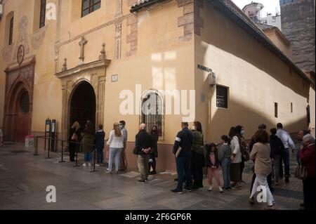 Malaga, Spanien. März 2021. Menschen in einer Schlange warten darauf, die Kirche von Santiago zu betreten, als Teil der Verehrung während der Karwoche.Trotz der Absage der Karwoche Prozessionen haben viele Bruderschaften beschlossen, Messen, Verehrung und Ausstellung von Figuren von Christus und der Jungfrau heiraten in Kirchen nach allen Schutzmaßnahmen gegen Covid19. (Foto von Jesus Merida/SOPA Images/Sipa USA) Quelle: SIPA USA/Alamy Live News Stockfoto