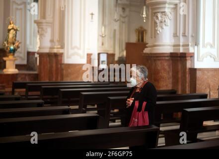 Malaga, Spanien. März 2021. Eine ältere Frau, die während der Karwoche in der Kirche von Santiago gesehen wurde.Trotz der Absage der Karwoche haben viele Bruderschaften beschlossen, Messen, Verehrung und die Ausstellung von Figuren von Christus und der Jungfrau, mit denen sie heiraten, in Kirchen zu organisieren, nachdem alle Schutzmaßnahmen gegen Covid19 ergriffen wurden. (Foto von Jesus Merida/SOPA Images/Sipa USA) Quelle: SIPA USA/Alamy Live News Stockfoto