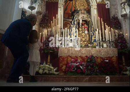 Malaga, Spanien. März 2021. Während der Karwoche werden ein Mann und ein Mädchen in der Kirche von Santiago gesehen, wie die Jungfrau heiraten wird.Trotz der Absage der Karwoche haben sich viele Bruderschaften entschieden, Messen zu organisieren, Verehrung und Ausstellung von Figuren von Christus und der Jungfrau heiraten mit in Kirchen nach allen Schutzmaßnahmen gegen Covid19. (Foto von Jesus Merida/SOPA Images/Sipa USA) Quelle: SIPA USA/Alamy Live News Stockfoto