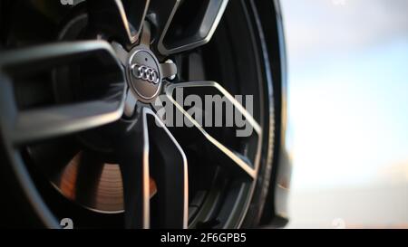 Das Audi Logo Auf Dem Diamantschliff Des 2014 Audi S3 Limousine bei Sonnenuntergang Stockfoto