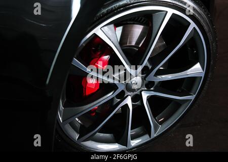 Das Diamond Cut Vorderrad mit ROTEM Bremssattel Eines Audi S4 B9 aus dem Jahr 2018 Stockfoto