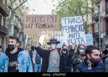 Barcelona, Spanien. März 2021. Demonstranten halten während der Demonstration Plakate. Am Internationalen Transgender-Tag der Sichtbarkeit waren Gruppen und Kollektive des Transgender-Kampfes auf den Straßen von Barcelona, um die Transrechte zu bestätigen und gegen Transphobie und Diskriminierung zu protestieren. (Foto von Thiago Prudencio/SOPA Images/Sipa USA) Quelle: SIPA USA/Alamy Live News Stockfoto