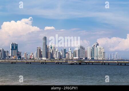 Die wunderschöne und moderne Skyline von Panama City unter einem blauen Himmel mit weißen Wolken. Stockfoto