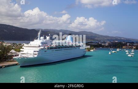 Luxuskreuzfahrtschiff, das zum Hafen von Jamaika fährt. Stockfoto