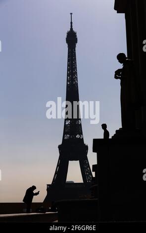 Paris, Frankreich. März 2021. Die Menschen gehen auf dem Trocadero Place in der Nähe des Eiffelturms in Paris, Frankreich, 31. März 2021. Um die Ausbreitung des Coronavirus zu verlangsamen und den Weg für eine allmähliche Rückkehr zur Normalität bis Mitte Mai zu ebnen, werden die Schulen in Frankreich für drei Wochen geschlossen und die in vielen Regionen bereits in Kraft getretenen Einschränkungen der Volksbewegung auf das gesamte Gebiet ausgeweitet. Präsident Emmanuel Macron kündigte am Mittwochabend an. Kredit: Gao Jing/Xinhua/Alamy Live Nachrichten Stockfoto