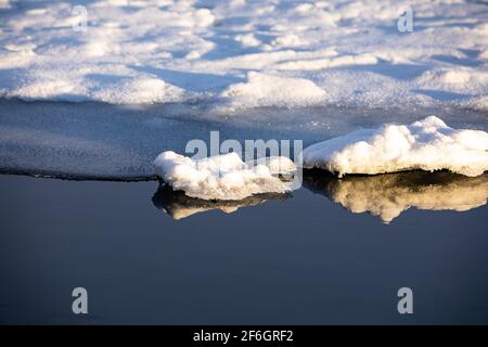 Ich schwebte den Fluss hinunter, frühe Zeichen des Frühlings Stockfoto