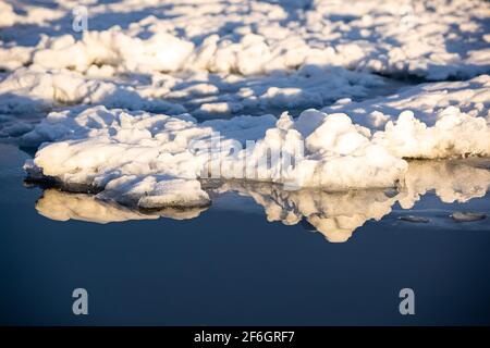 Ich schwebte den Fluss hinunter, frühe Zeichen des Frühlings Stockfoto