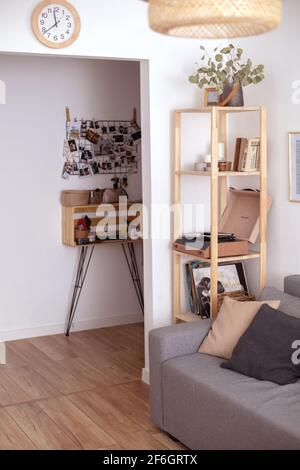 Gemütlichkeit Wohnzimmer Wohnung mit hygge Möbel Dekoration Eleganz Details Stockfoto