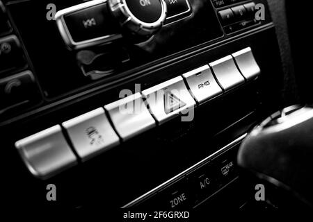 Ein AMG Mode Activation Button im Inneren des Mercedes Benz 2012 C63 AMG Black Series Stockfoto