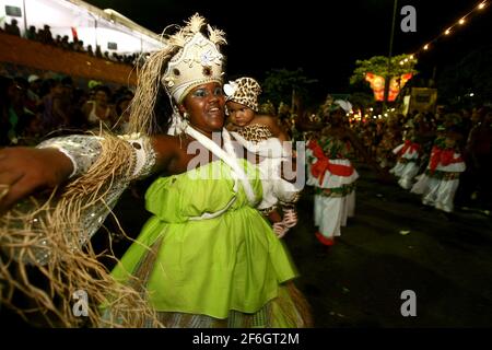 ilheus, bahia, brasilien - 21. februar 2012: Mitglieder des Afro Guerreiro de Zulu Blocks werden während einer Aufführung am Karneval in der Stadt Il gesehen Stockfoto