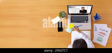 Draufsicht Geschäftsmann und Geschäftsfrau Analyse Finanzdiagramm mit Videokonferenz Online-Meeting. Geschäftsleute, die Laptop-Meetings mit verschiedenen nutzen Stockfoto