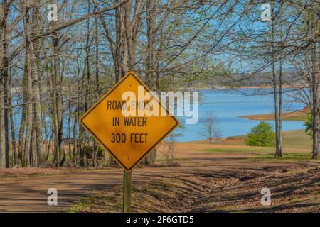 Straße endet in Wasser schwindet Zeichen. Am Enid Lake in Oakland, Mississippi Stockfoto