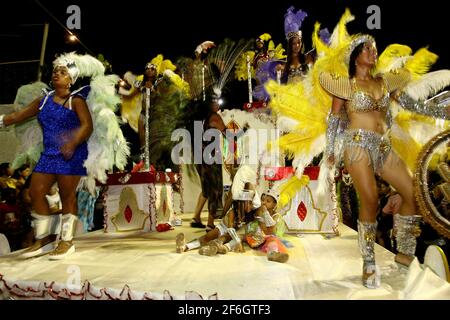 ilheus, bahia, brasilien - 20. februar 2012: Mitglieder der Samba-Schule Imperadores do Samba werden während einer Parade beim Karneval in der Stadt Il gesehen Stockfoto