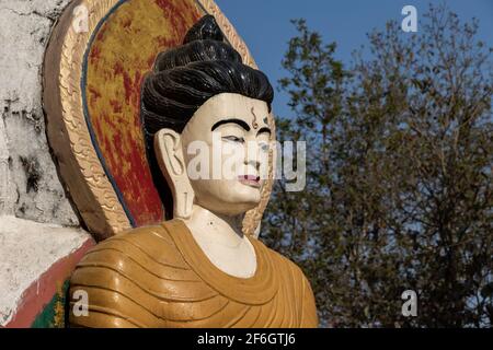 Buddha-Statue in Shreenagar, Tansen, Palpa, Nepal, von wo aus Sie die landschaftliche Schönheit rund um Tansen, Palpa, bewundern können. Stockfoto