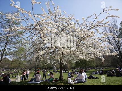 Paris, Frankreich. März 2021. Im Monceau Park in Paris, Frankreich, am 31. März 2021, picknicken Menschen und genießen die Sonne. Um die Ausbreitung des Coronavirus zu verlangsamen und den Weg für eine allmähliche Rückkehr zur Normalität bis Mitte Mai zu ebnen, werden die Schulen in Frankreich für drei Wochen geschlossen und die in vielen Regionen bereits in Kraft getretenen Einschränkungen der Volksbewegung auf das gesamte Gebiet ausgeweitet. Präsident Emmanuel Macron kündigte am Mittwochabend an. Kredit: Gao Jing/Xinhua/Alamy Live Nachrichten Stockfoto