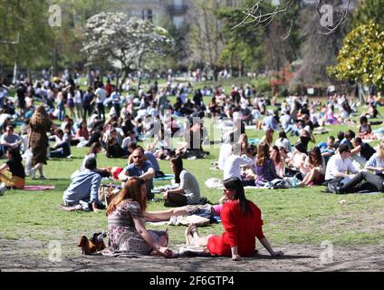 Paris, Frankreich. März 2021. Im Monceau Park in Paris, Frankreich, am 31. März 2021, picknicken Menschen und genießen die Sonne. Um die Ausbreitung des Coronavirus zu verlangsamen und den Weg für eine allmähliche Rückkehr zur Normalität bis Mitte Mai zu ebnen, werden die Schulen in Frankreich für drei Wochen geschlossen und die in vielen Regionen bereits in Kraft getretenen Einschränkungen der Volksbewegung auf das gesamte Gebiet ausgeweitet. Präsident Emmanuel Macron kündigte am Mittwochabend an. Kredit: Gao Jing/Xinhua/Alamy Live Nachrichten Stockfoto