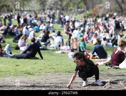 Paris, Frankreich. März 2021. Ein Mädchen genießt ihre Zeit im Monceau Park in Paris, Frankreich, 31. März 2021. Um die Ausbreitung des Coronavirus zu verlangsamen und den Weg für eine allmähliche Rückkehr zur Normalität bis Mitte Mai zu ebnen, werden die Schulen in Frankreich für drei Wochen geschlossen und die in vielen Regionen bereits in Kraft getretenen Einschränkungen der Volksbewegung auf das gesamte Gebiet ausgeweitet. Präsident Emmanuel Macron kündigte am Mittwochabend an. Kredit: Gao Jing/Xinhua/Alamy Live Nachrichten Stockfoto