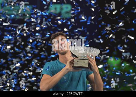 Peking, China. Februar 2021, 28th. Alexei Popyrin aus Australien feiert während der Preisverleihung nach dem Männer-Einzel-Finale gegen Alexander Bublik aus Kasachstan bei der Singapore Tennis Open Turnier in Singapur am 28. Februar 2021. Kredit: Dann Chih Wey/Xinhua/Alamy Live Nachrichten Stockfoto