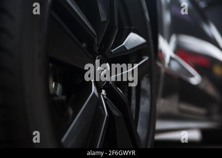 Das schwarze Rad mit Mustang-Abzeichen auf EINEM 2017 Ford Mustang Eco Boost Stockfoto