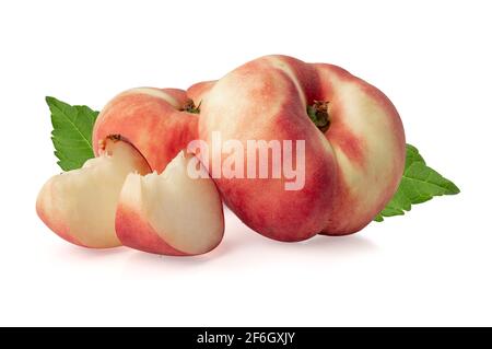Donut Pfirsiche mit Blatt isoliert auf weiß mit Clipping-Pfad. Stockfoto