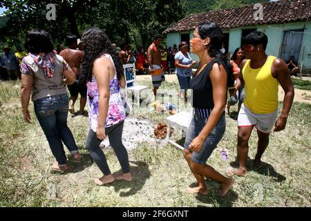 Itaju do Colonia, Bahia, Brasilien - 24. Februar 2012: Indianer der Pataxo-ha-ha-hae Ethnie führen traditionellen Tanz während der Beerdigung eines Indi Stockfoto