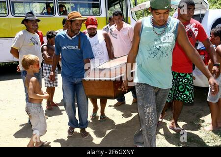 Itaju do colonia, bahia, brasilien - 24. februar 2012: Indianer der Pataxo-ha-ha-hae Ethnie sammeln die Leiche eines Indianers, der während des landwirtschaftlichen CO getötet wurde Stockfoto