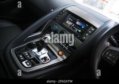 Ein Jaguar F Typ V6 aus dem Jahr 2018 mit Aluminium und Schwarz Leder Mittelkonsole Touchscreen-Navigationsbildschirm Automatischer Gangstift Motor-Start-Stopp-Taste Stockfoto