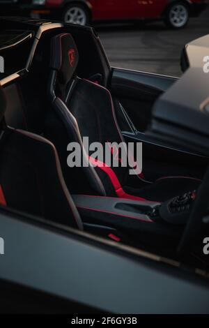 Ein 2016 Lamborghini Aventador SV Roadster mit Gloss Black und Rotes Interieur Mit Carbon-Rennsitzen Stockfoto