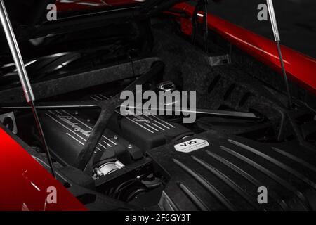 Die Carbon-Motorbucht eines Lamborghini Huracan aus dem Jahr 2015 Stockfoto