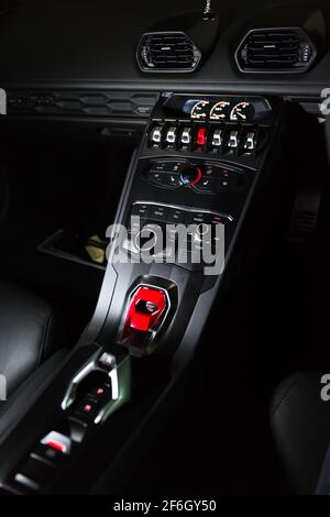 Die Starttaste des Lamborghini Huracan LP610-4 Stockfoto