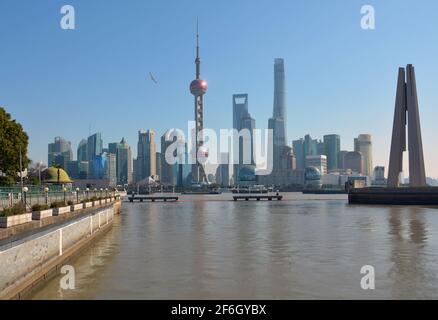 Weitwinkelansicht der berühmten skyline von pudong in Shanghai von der Waibaidu-Brücke aus. Stockfoto