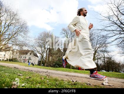 Duisburg, Deutschland. März 2021. Pater Tobias läuft an der Herz-Jesu-Kirche vorbei. Vater hat bereits mehr als 100 Marathons gelaufen. Das Geld (1.5 Millionen Euro) wird für Projekte für bedürftige Menschen verwendet. Quelle: Roland Weihrauch/dpa/Alamy Live News Stockfoto