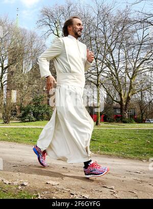 Duisburg, Deutschland. März 2021. Pater Tobias läuft an der Herz-Jesu-Kirche vorbei. Vater hat bereits mehr als 100 Marathons gelaufen. Das Geld (1.5 Millionen Euro) wird für Projekte für bedürftige Menschen verwendet. (An dpa ''Marathon Father' Tobias läuft um Spenden - bereits 1.5 Millionen') Quelle: Roland Weihrauch/dpa/Alamy Live News Stockfoto