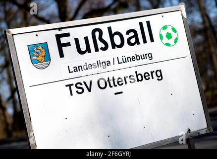 Ottersberg, Deutschland. März 2021, 31st. Auf einem Schild des TSV Ottersberg, das die Spielpläne auf einem Sportplatz anzeigt, ist das untere Feld, in dem die gegnerische Mannschaft stehen würde, nicht gekennzeichnet. Aufgrund der Corona-Pandemie können derzeit keine Amateurfußballspiele in Niedersachsen stattfinden. Quelle: Hauke-Christian Dittrich/dpa/Alamy Live News Stockfoto